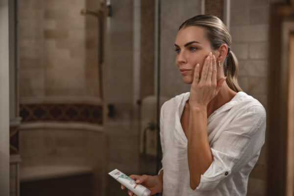 689312e2a27dc81b8b1a6205cd15cfb252085127642547d96ca99.jpg Australian Gold Botanical SPF 50 Tinted Mineral Sunscreen for Face, Non-Chemical BB Cream, Water-Resistant, Matte Finish, For Sensitive Facial Skin, Medium to Tan Skin Tones, 3 FL Oz